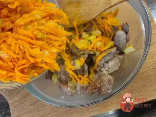 Крок 11: Паштет з курячої печінки з овочами та яйцями
