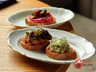 Бутерброди з баклажановою ікрою, буряковим мусом та грибною ікрою