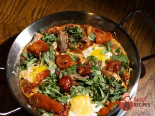 Шакшука з ребрами барбекю та халапеньйо