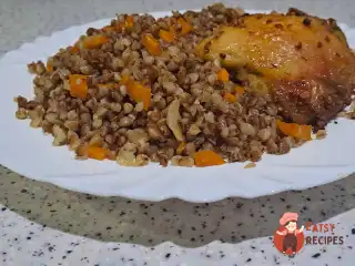 Гречка з курячими стегнами в духовці