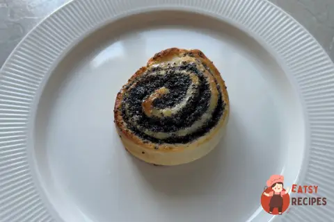 Булочки з маком та глазур'ю