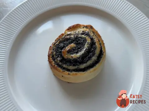 Булочки з маком та глазур'ю