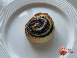 Булочки з маком та глазур'ю