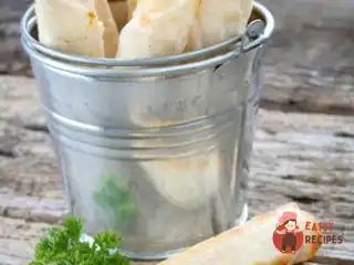 Трубочки з куркою в мікрохвильовій печі