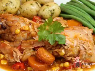 Курячі стегенця з овочами