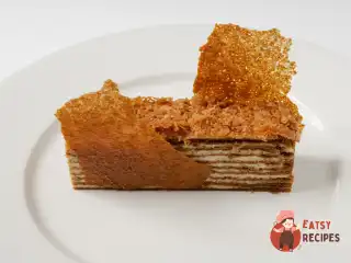 Медовик зі сметаною та вафельною крихтою