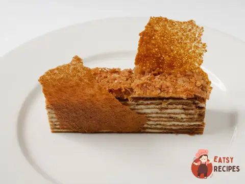 Медовик зі сметаною та вафельною крихтою