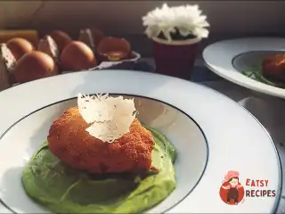 Яйце в золотій сорочці з пюре з авокадо