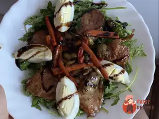 Теплий салат зі свининою та рукколою