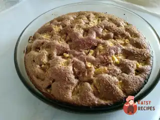 Шарлотка з персиками