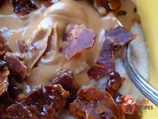 Манна каша з пряниковою пастою та мигдальними пластівцями