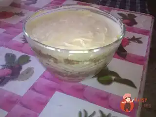 Салат із сайри з маринованою цибулею