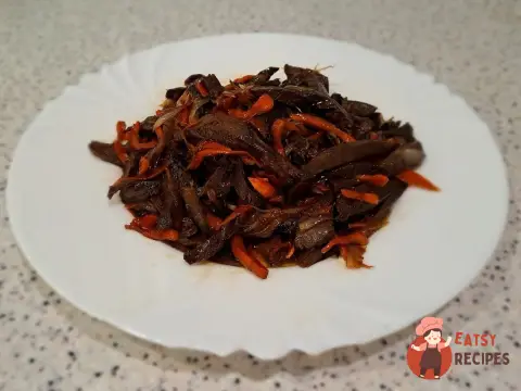 Яловиче серце з соєвим соусом, цибулею та морквою