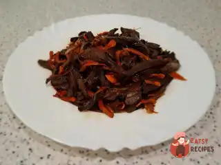 Яловиче серце з соєвим соусом, цибулею та морквою