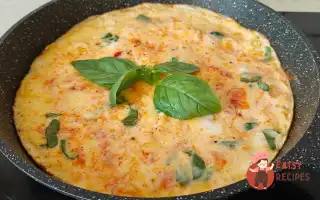 Омлет з помідорами та базиліком