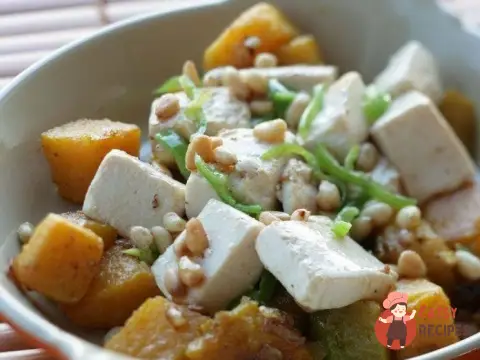 Тушкований гарбуз з кедровими горішками та сиром тофу
