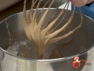 Крок 5: Класичний медовик із чорносливом