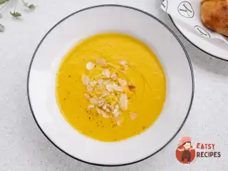 Гарбузовий суп з кокосом та мигдалем