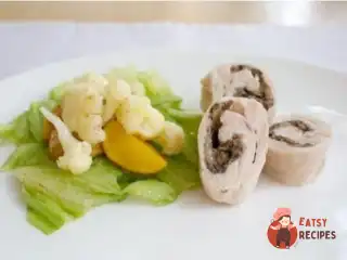 Рулетик з філе індички з чорносливом