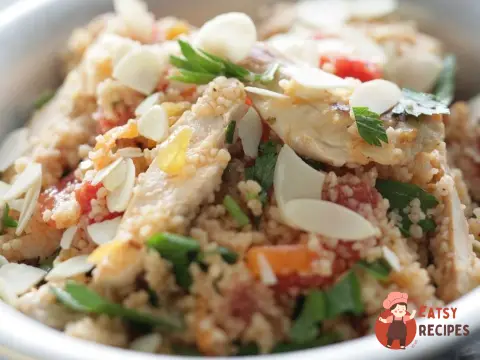 Курка в мигдалі з кускусом