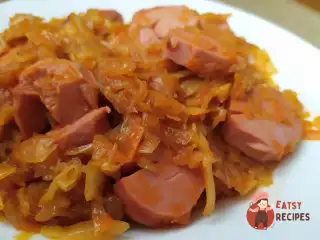 Тушкована капуста з сардельками