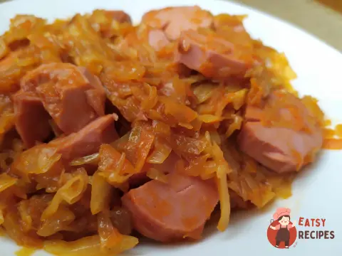 Тушкована капуста з сардельками