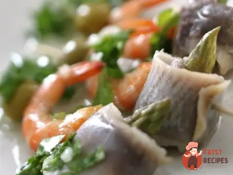 Салат з креветками, оселедцем та спаржею