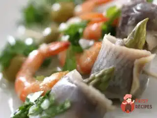 Салат з креветками, оселедцем та спаржею