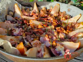 Фрукти з сиром та горіхами