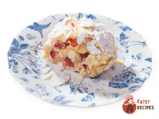 Меренговий рулет із полуницею