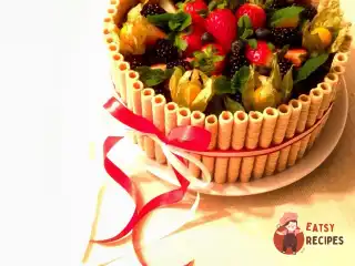 Торт "Медовик" з ягодами.