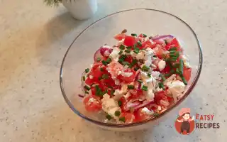 Салат з помідорів, бринзи та насіння