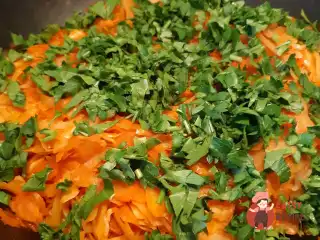 Тушкована капуста з морквою та цибулею по-домашньому