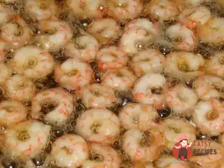 Салат з авокадо з креветками та помідорами