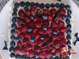 Малиновий бісквітний торт