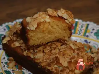 Кекс з карамелізованим мигдалем