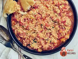 Яєчня з помідорами та зеленню