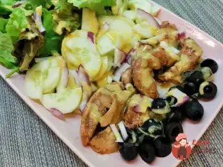 Французький салат з печінкою тріски