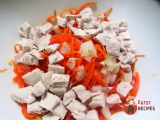 Салат з кукурудзою, корейською морквою та куркою