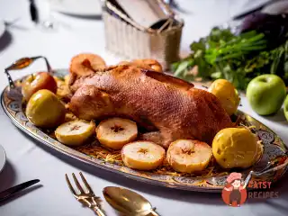 Запечена гуска з яблуками