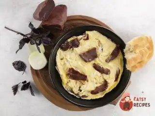 Яєчня з бастурмою та топленою олією