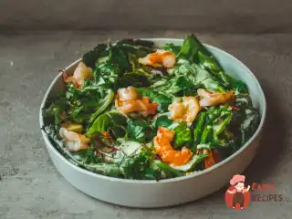 Салат з креветками, кукурудзою та салатом чука