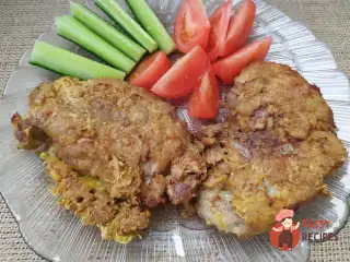 Свиняча відбивна в сирній паніровці