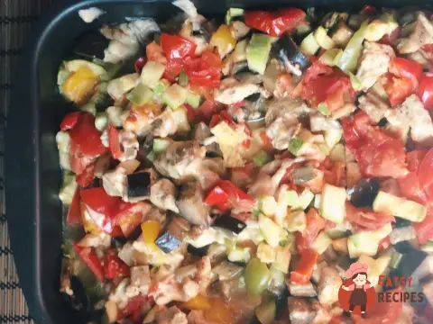 Рагу з овочів з куркою та сиром у духовці
