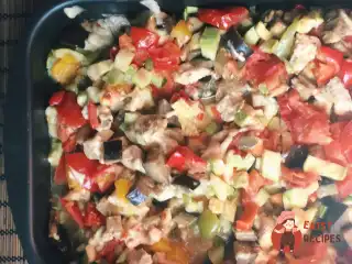 Рагу з овочів з куркою та сиром у духовці