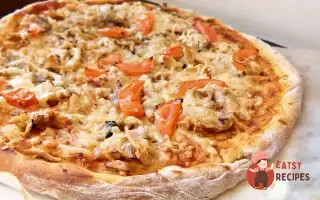 Піца Зі Шматочками Курки Та Помідорами