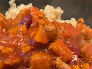 Кіноа зі свининою, квасолею в томатному соусі