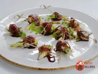 Канапе з прошутто, грушею та сиром з пліснявою.