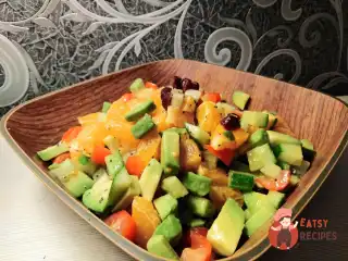 Салат з авокадо та бакінськими огірками