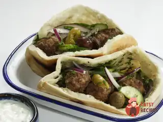 Пита з яловичими фрикадельками